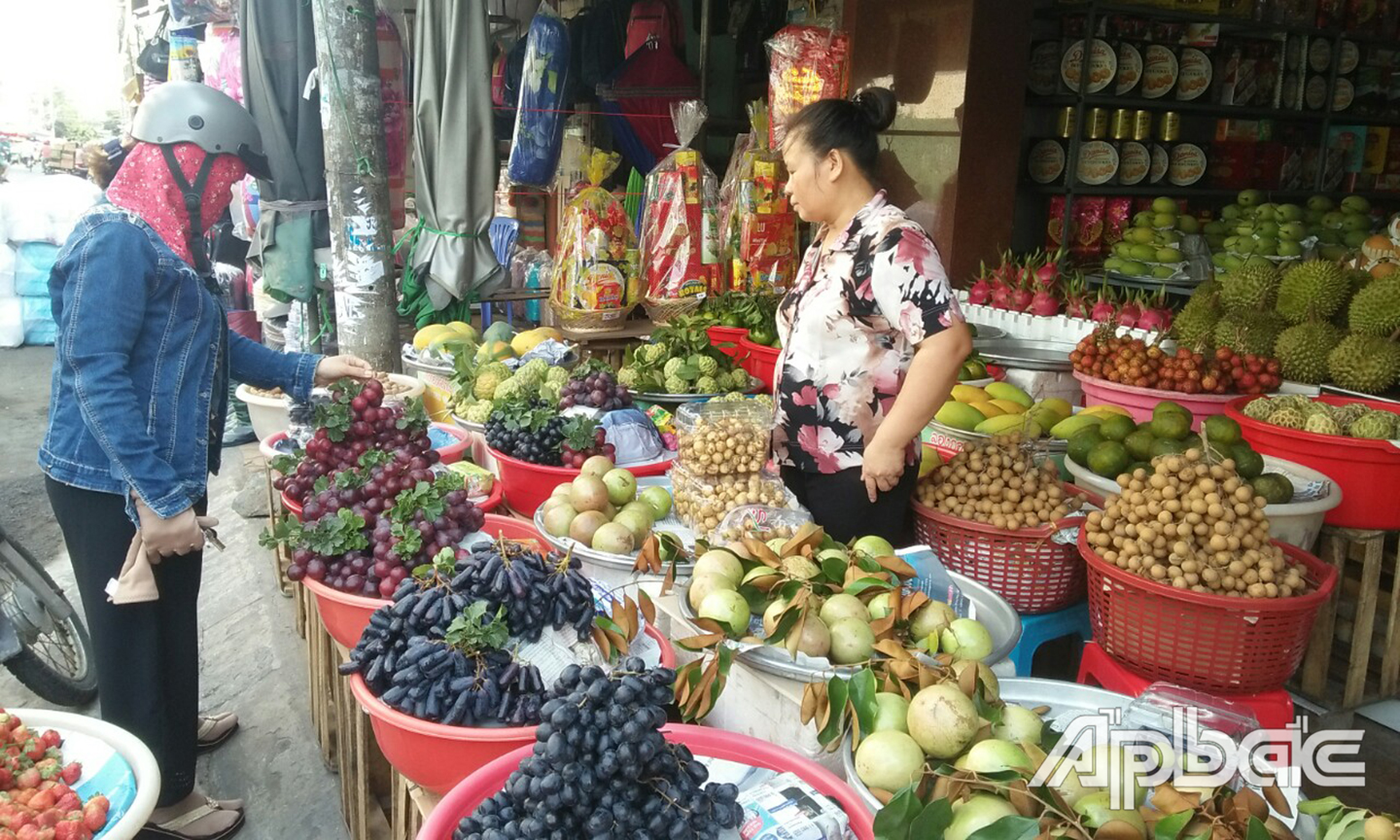 Trái cây giải nhiệt hút hàng mùa nắng nóng.