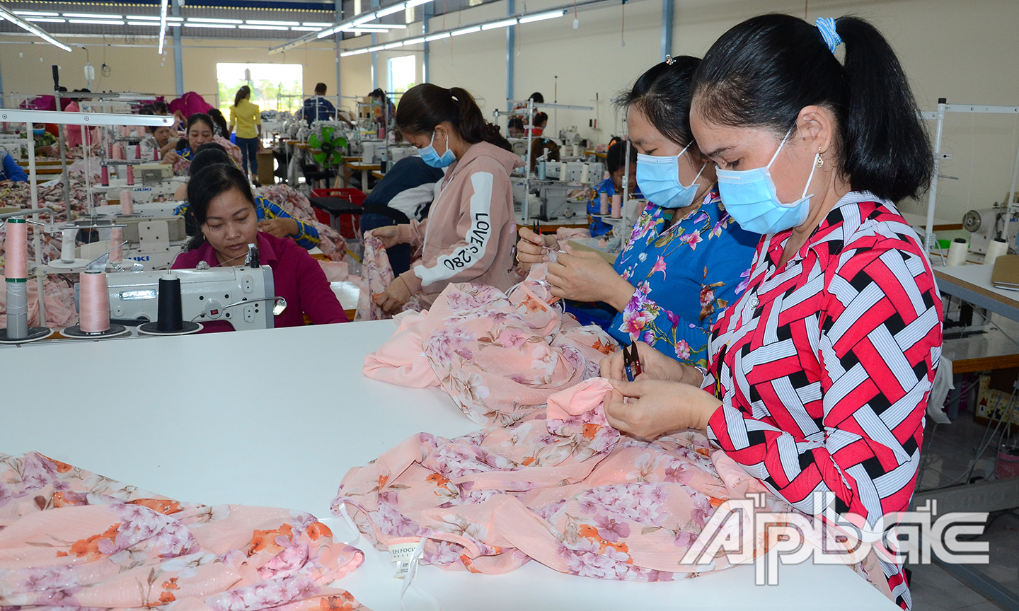 Một số doanh nghiệp gặp khó khăn do thiếu nước sản xuất, sinh hoạt.