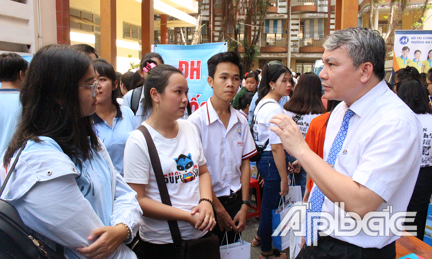 Các thầy, cô tư vấn cho HS trong mùa tuyển sinh năm 2019.
