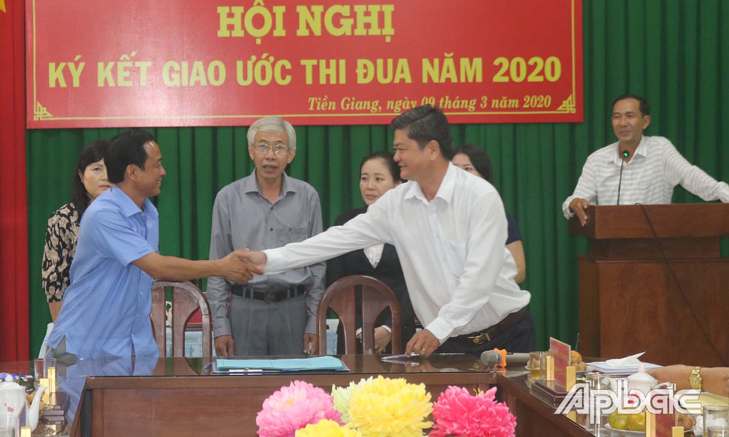 Đại diện lãnh đạo các đơn vị thực hiện nghi thức ký kết giao ước thi đua năm 2020.