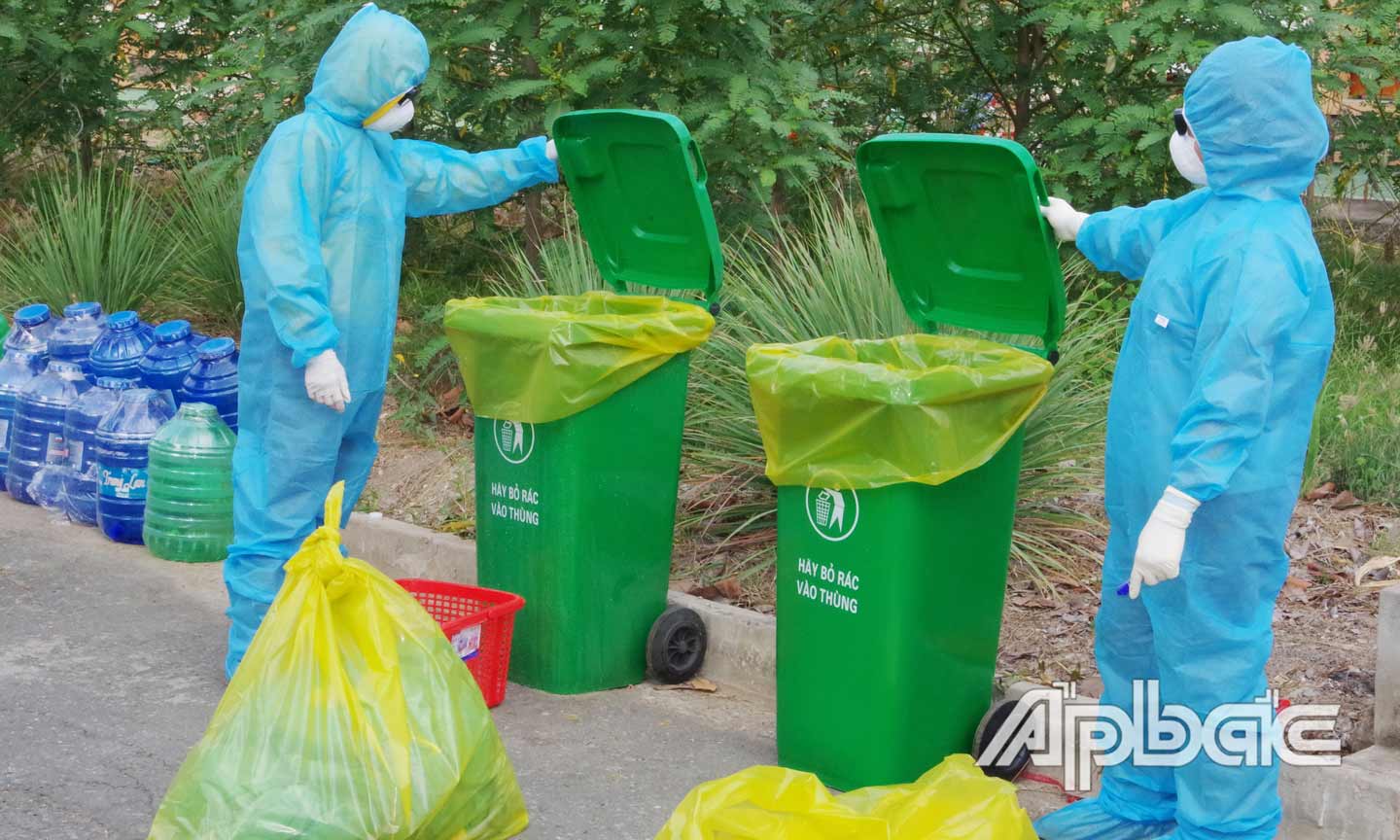 Cán bộ y tế tiến hành thu gom rác thải, đưa về khu xử lý đúng qui định.