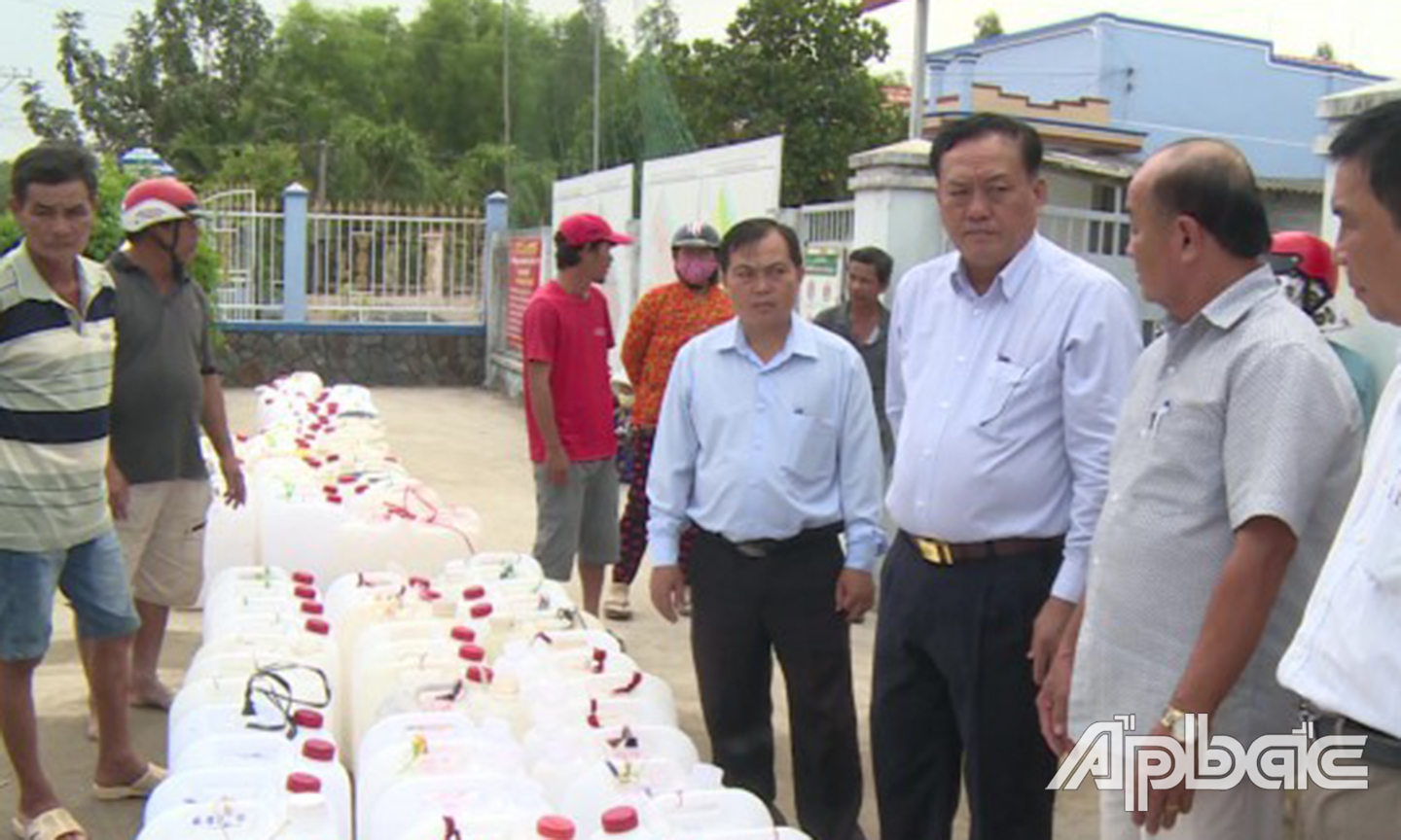 Ngày 10-3, Ủy viên Ban Thường vụ Tỉnh ủy, Phó Chủ tịch Thường trực UBND tỉnh Lê Văn Nghĩa cùng các ngành hữu quan đến kiểm tra công tác cung cấp nước sinh hoạt mùa khô năm 2020 tại các huyện, thị phía Đông.