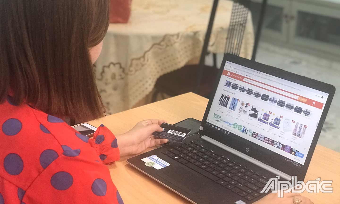 NTD cần cẩn trọng khi mua sắm hàng trên mạng.