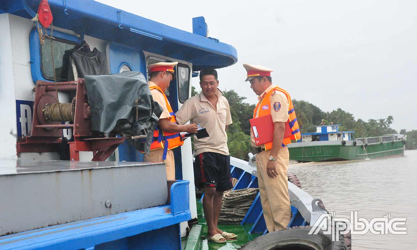 Lực lượng CSGT làm nhiệm vụ kiểm soát phương tiện trên tuyến kinh Chợ Gạo.