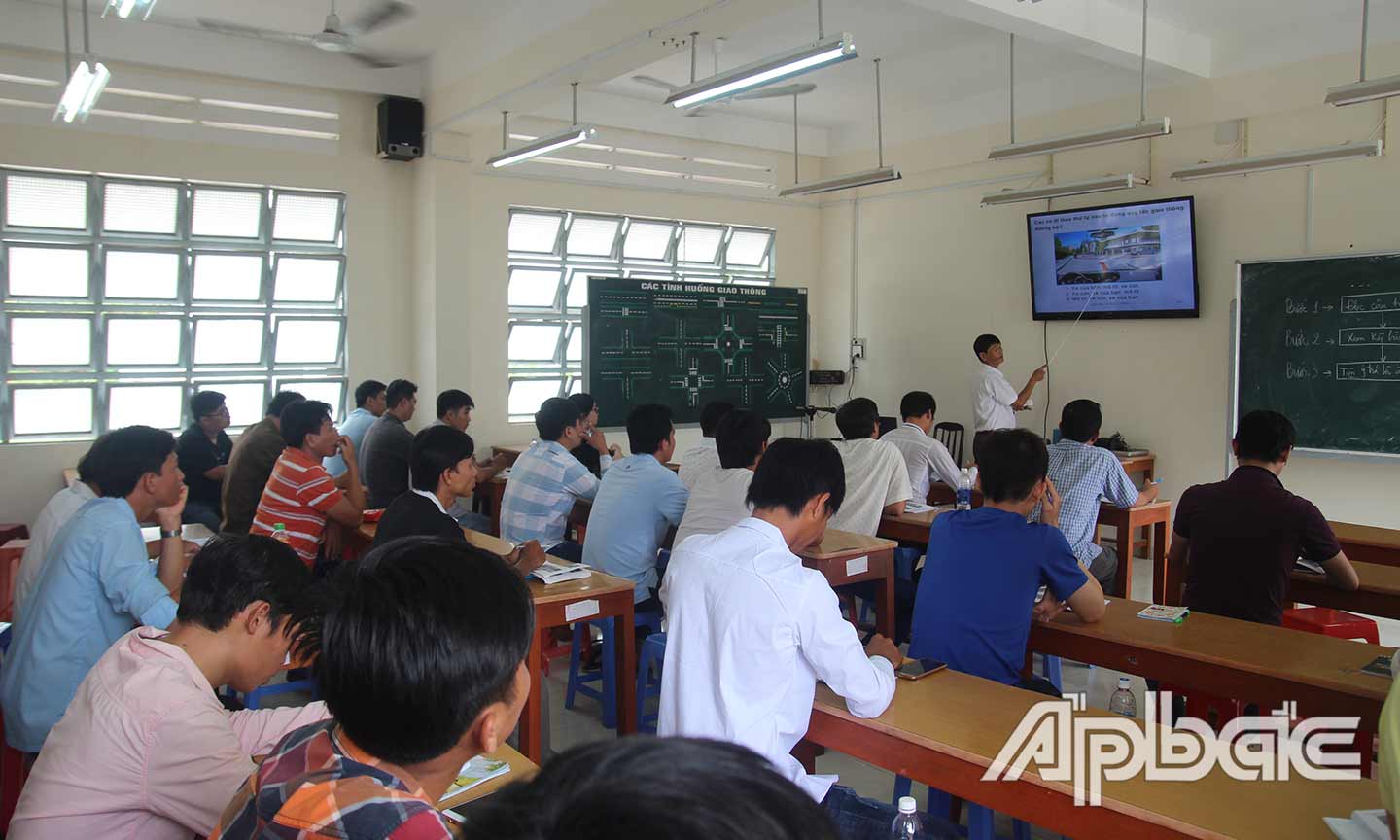 Giờ học lý thuyết tại Trung tâm Đào tạo và Sát hạch giao thông thủy bộ tỉnh.