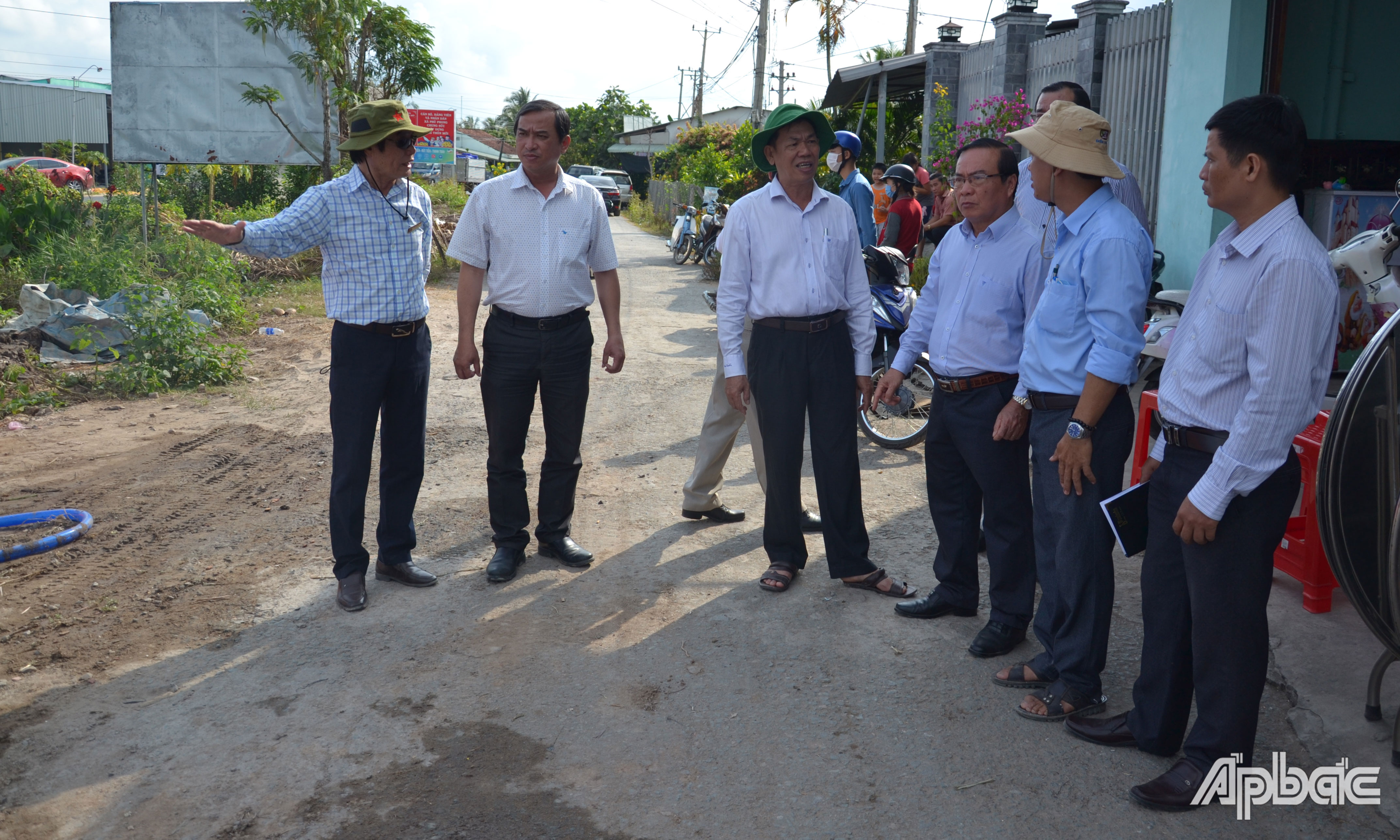 Đồng chí Phạm Anh Tuấn kiểm tra việc vận chuyển nước ngọt cứu khẩn cấp cây sầu riêng tại xã Phú Phong.