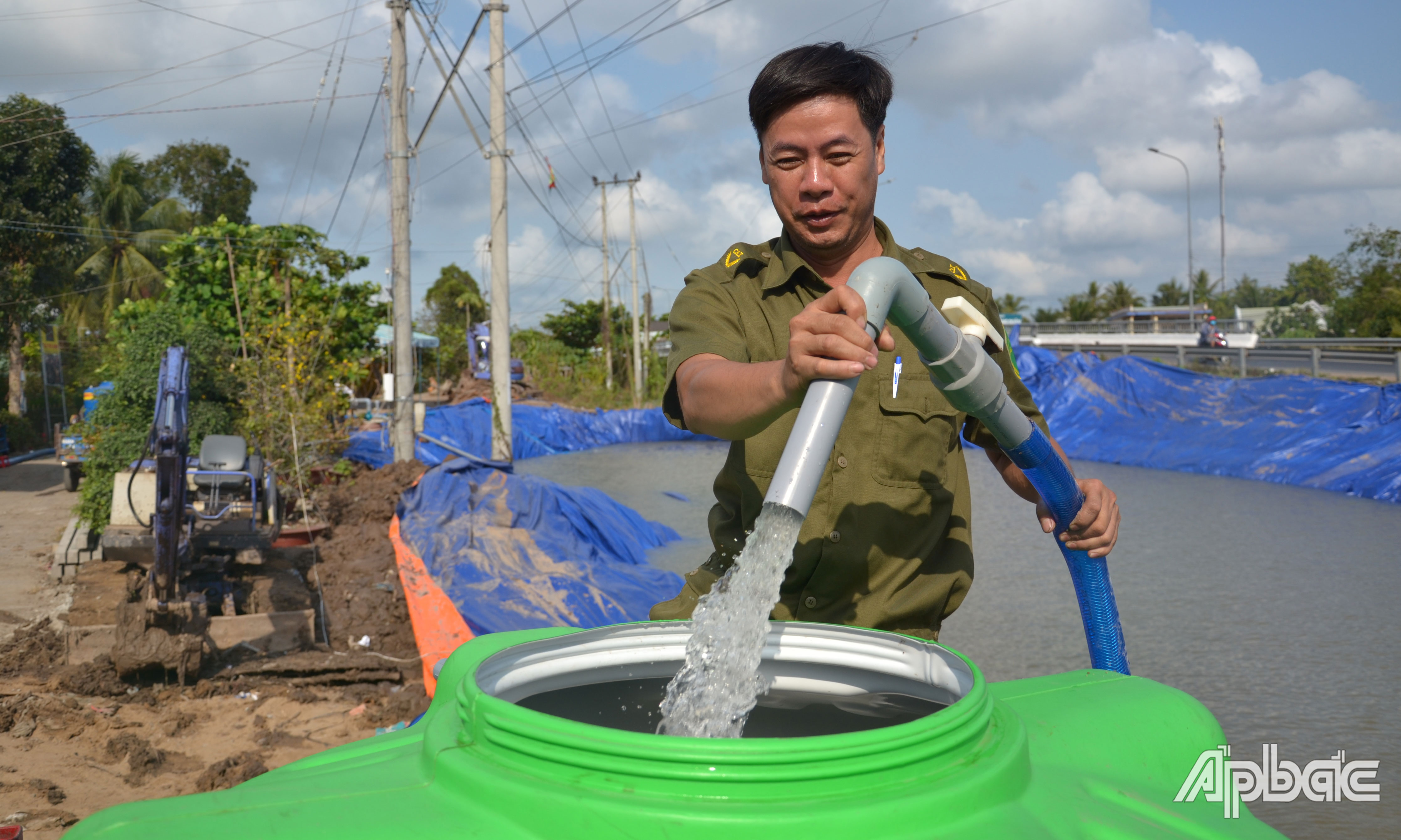 Bơm nước vào bồn để vận chuyển về nhà người dân.