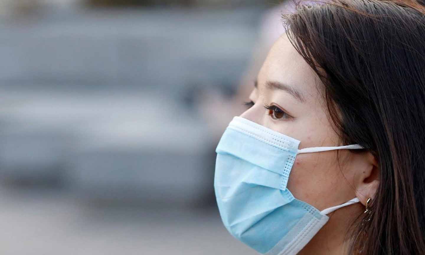 Nhiều người coi việc đeo khẩu trang là trách nhiệm chung nhằm giảm nguy cơ lây truyền virus corona. (Nguồn: AFP)