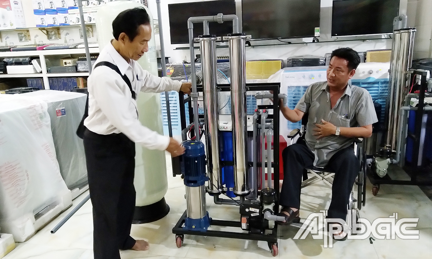 Thương binh Nguyễn Văn Quỡn giới thiệu thiết bị lọc nước mặn, phiên bản 2  chuẩn bị xuất xưởng.  