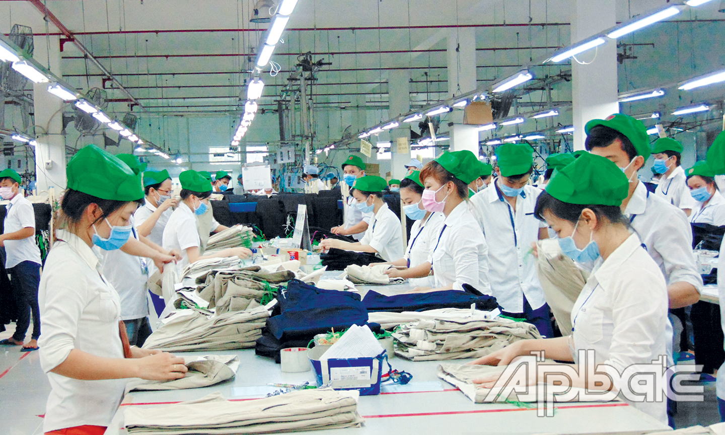 Nữ CNVCLĐ tham gia ngày càng nhiều vào lĩnh vực sản xuất công nghiệp (Ảnh chụp tại Công ty cổ phần may Việt Tân,  TX. Cai Lậy).
