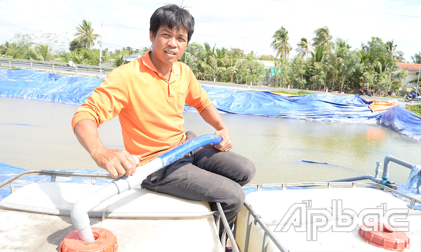 Người dân tranh thủ lấy nước ngọt.