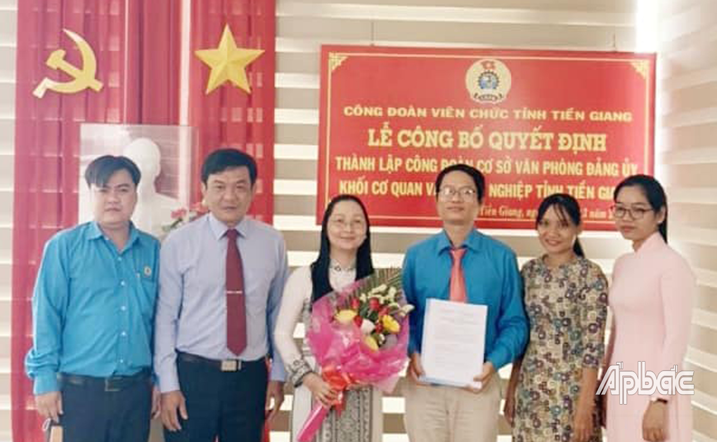 Đồng chí Đặng Văn Chiến - Chủ tịch CĐVC tỉnh trao quyết định cho Ban Chấp hành CĐCS nhiệm kỳ 2017-2022.