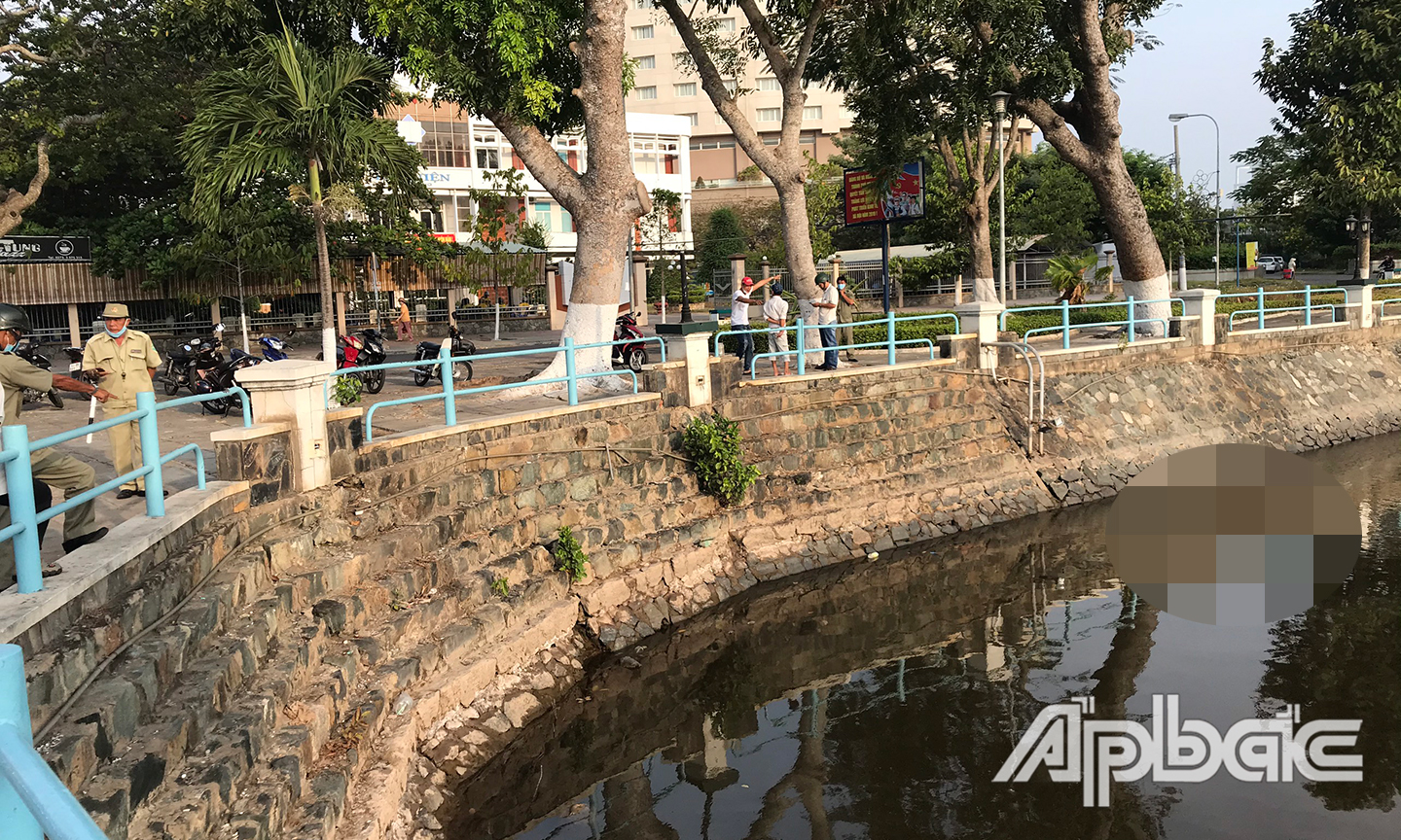 Một số người đi tập thể dục phát hiện nạn nhân lúc 6 giờ sáng.