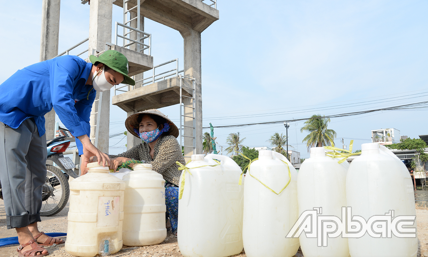 Lực lượng thanh niên hỗ trợ dân bơm nước ở các điểm cấp nước tập trung.	                                                                                                                                                                                                           Ảnh: NGUYỄN SỰ -  VĂN THẢO
