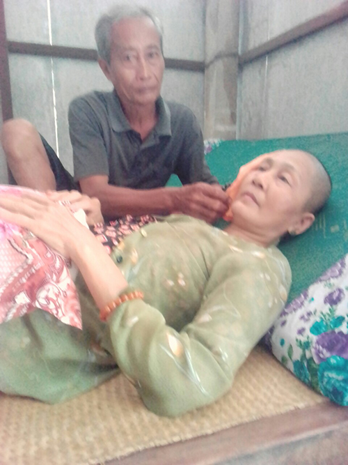 Ông Quang chăm sóc vợ.