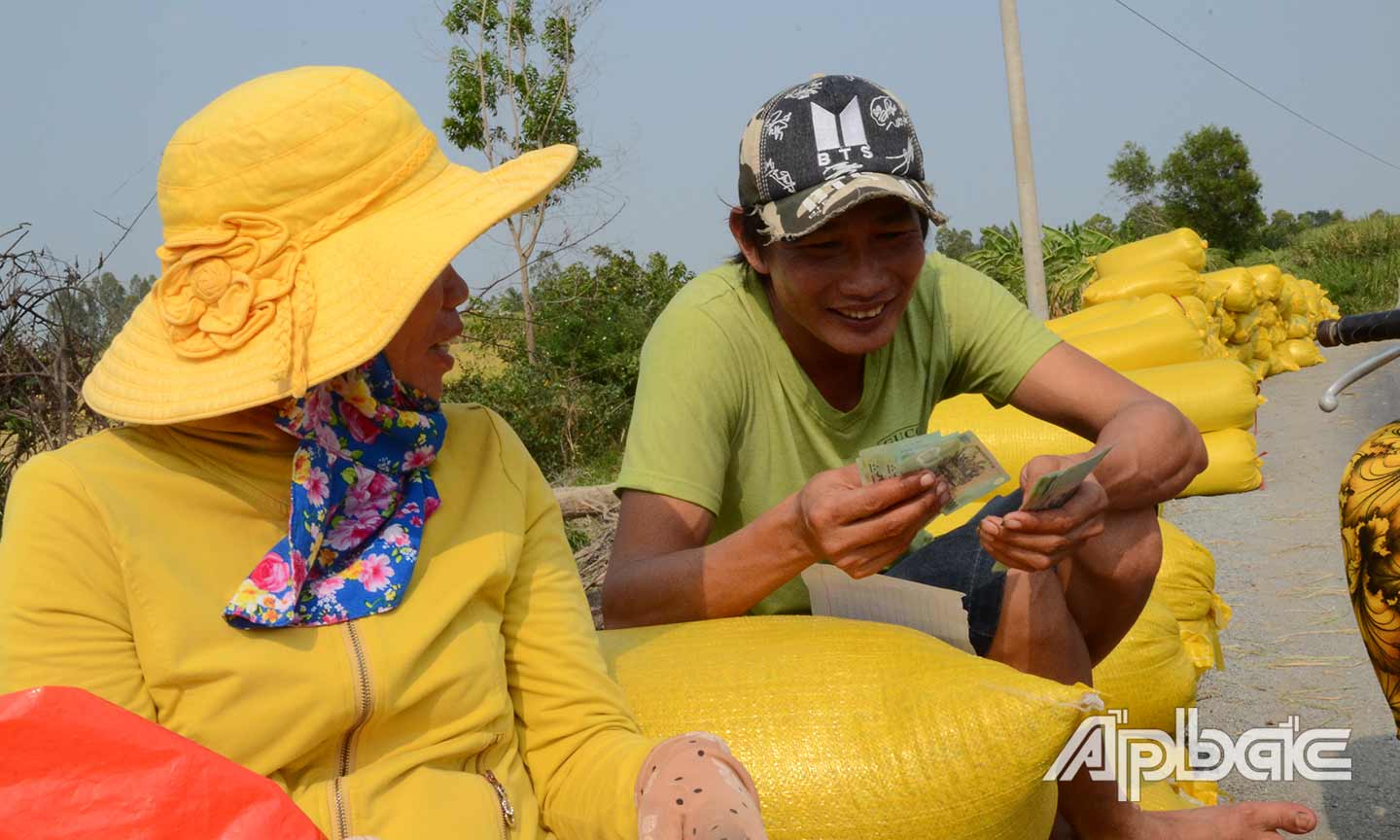 Niềm vui của người nông dân khi cầm trên tay đồng tiền “mồ hôi, nước mắt” sau những ngày đêm chắt nước cứu lúa.