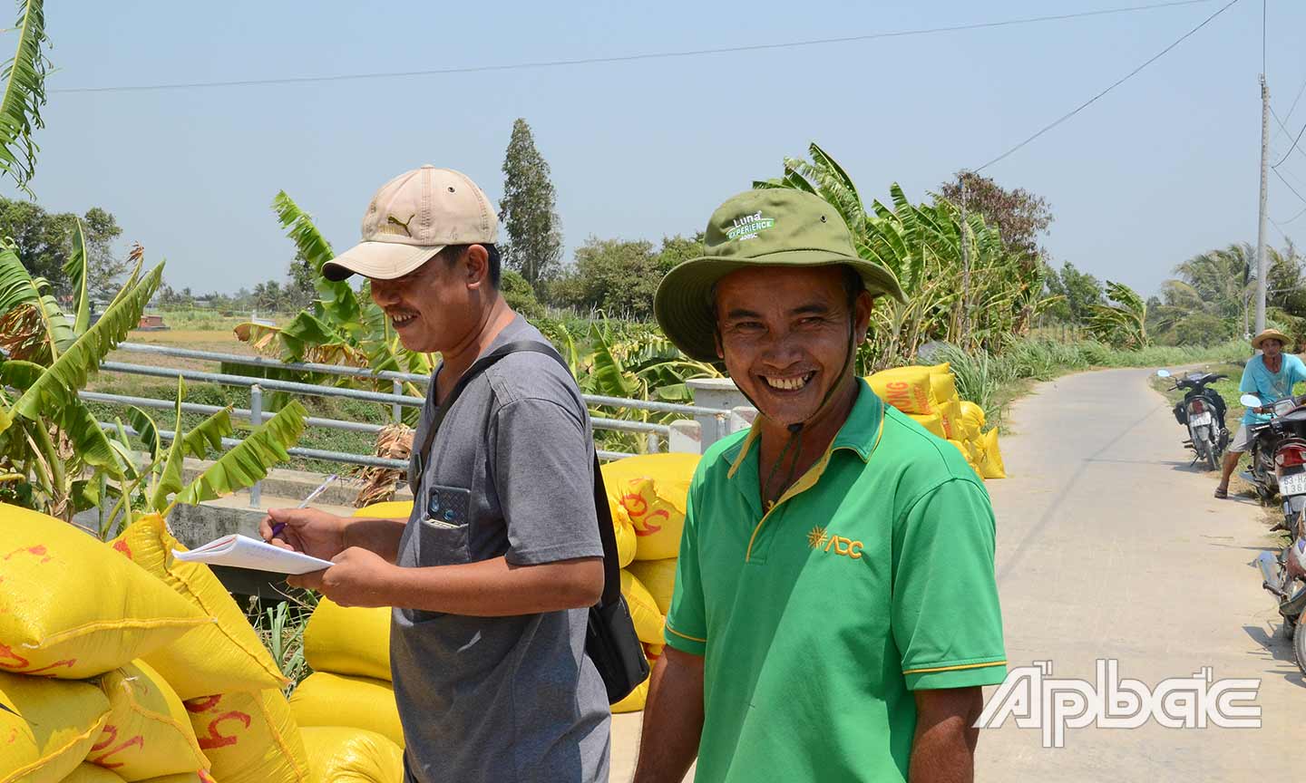 Nụ cười mãn nguyện của ông Ba Hùng khi ruộng lúa của ông năm nay cho năng suất cao không thua kém vụ này năm rồi, giá bán cao.