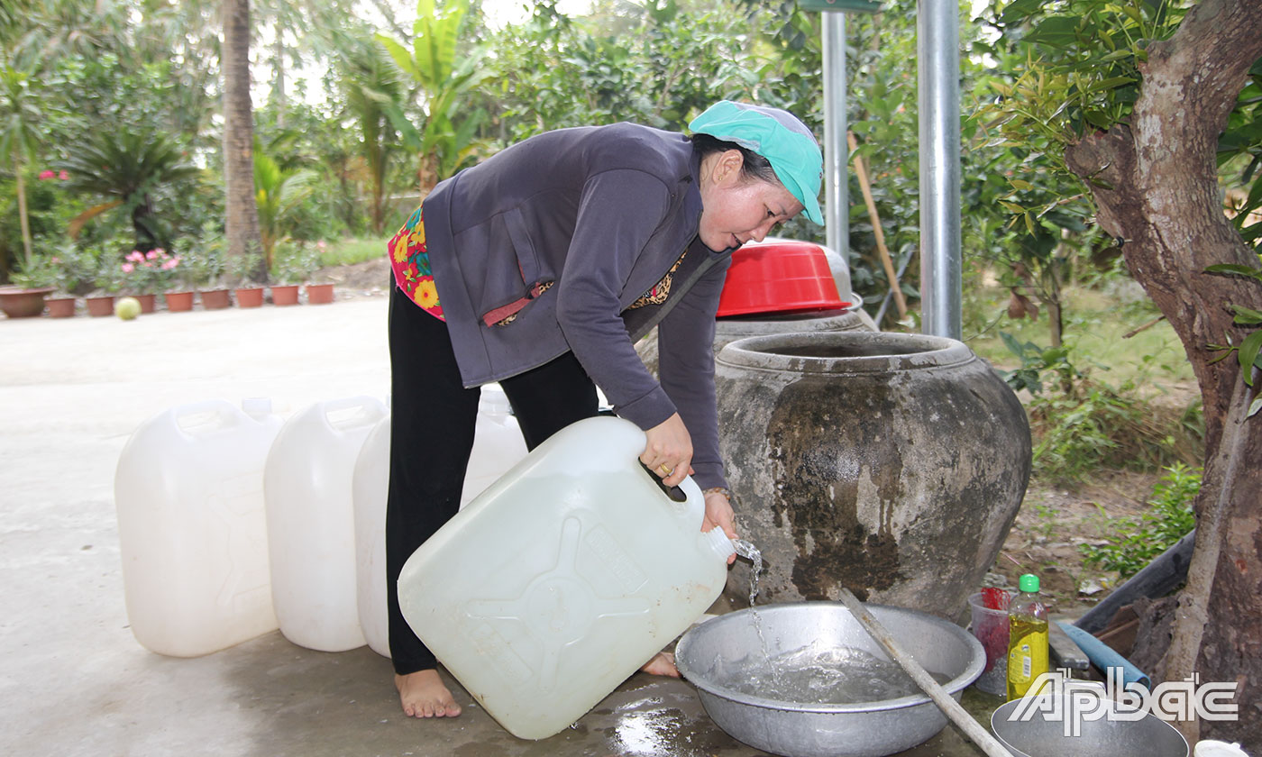 Các hộ dân phải đi xin nước sạch ở nơi khác.