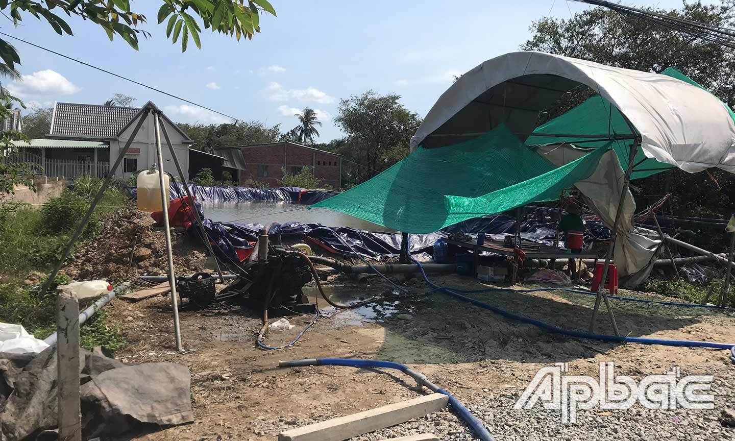 Một số hộ kinh doanh dịch vụ cung cấp nước.
