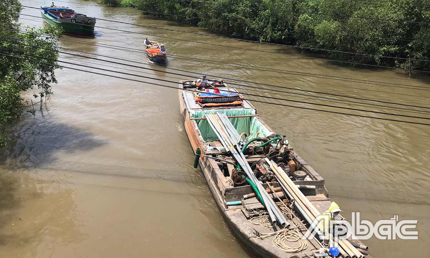Loại hình kinh doanh cung cấp nước ngọt trên sông khá sôi nổi tại một số địa phương