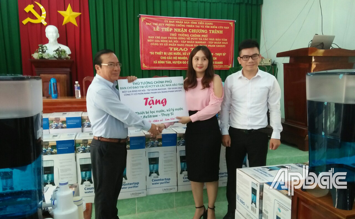 Nhà tài trợ trao tặng bảng tượng trưng 200 bình lọc nước cho Đồng chí Phạm Anh Tuấn Phó Chủ tịch UBND tỉnh
