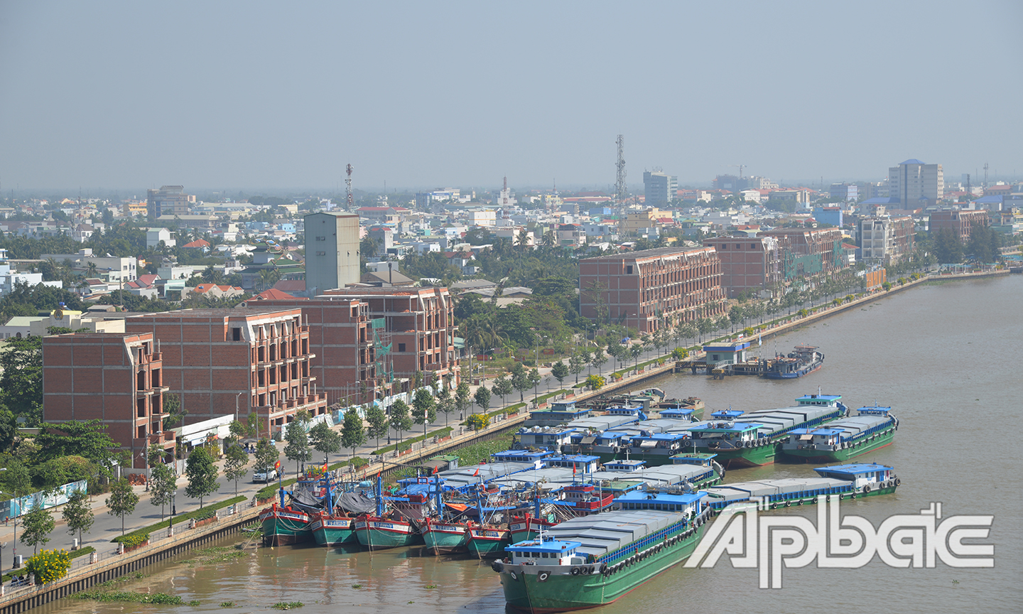 Khu đô thị Mỹ Tho Riverside đang được xây dựng, nhìn từ cầu Rạch Miễu.