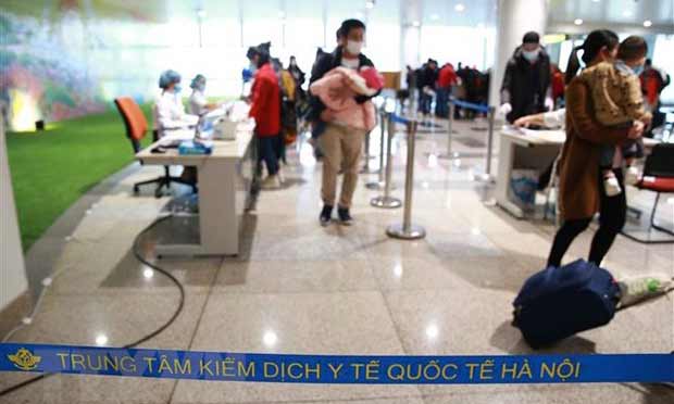 Khách nhập cảnh đều phải khai báo y tế bắt buộc tại bộ phận kiểm dịch y tế của Trung tâm Kiểm dịch y tế quốc tế Hà Nội. (Ảnh: Doãn Tấn/TTXVN)