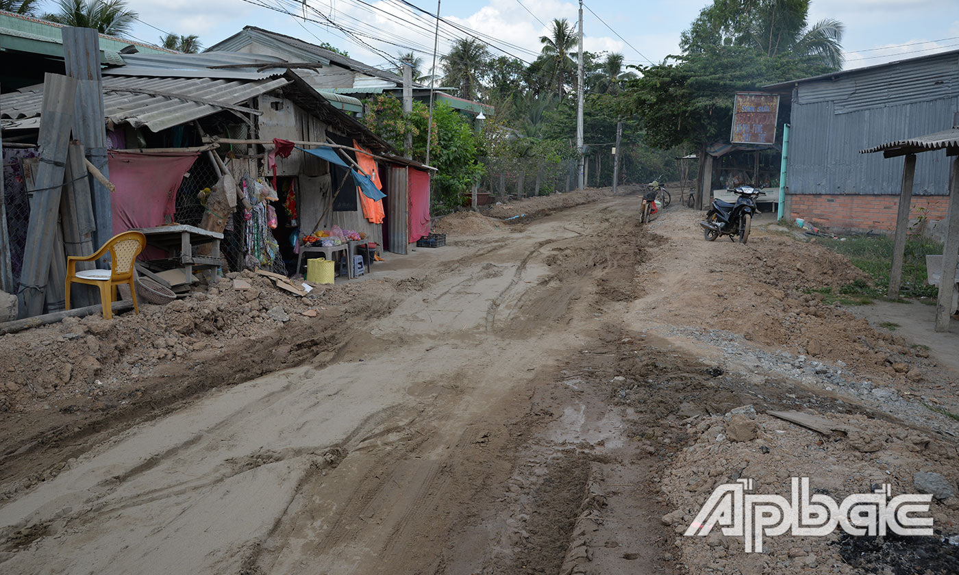 Đường huyện 30B đoạn nhà bà Nguyễn Thị Mỹ Lan đơn vị thi công đang san lấp đất, ủi nền đường phần đã có mặt bằng sạch 