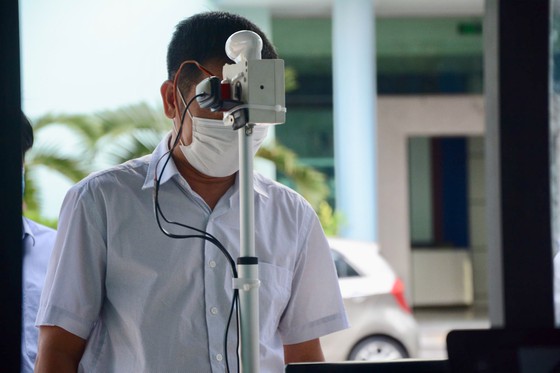 Hệ thống này giúp giữ khoảng cách an toàn giữa đối tượng và nhân viên y tế.