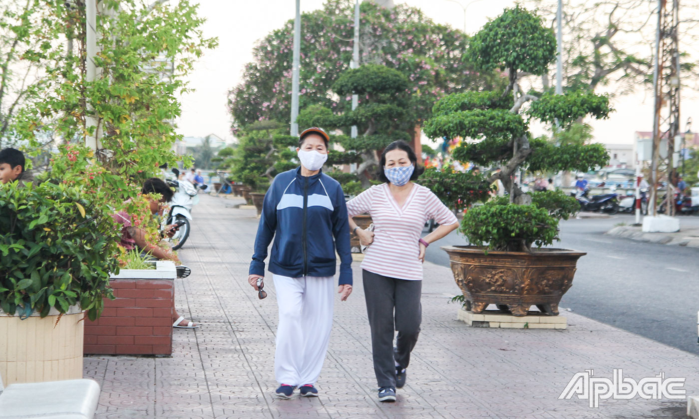 Không có khẩu trang y tế, người dân đeo khẩu trang vải để bảo vệ sức khỏe bản thân và cộng đồng.