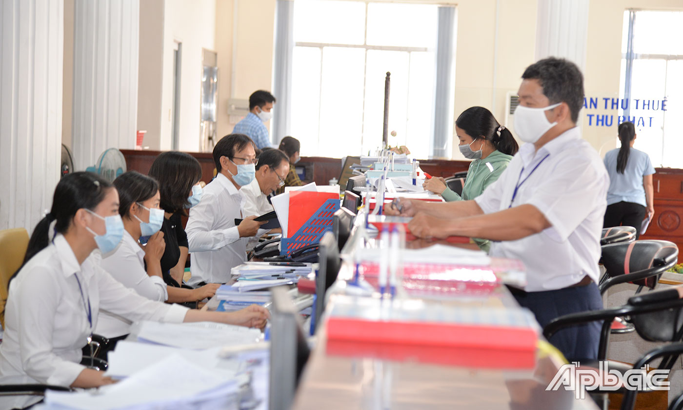 Cán bộ, nhân viên Kho bạc Nhà nước tỉnh đeo khẩu trang khi thực hiện các thủ tục hành chính.