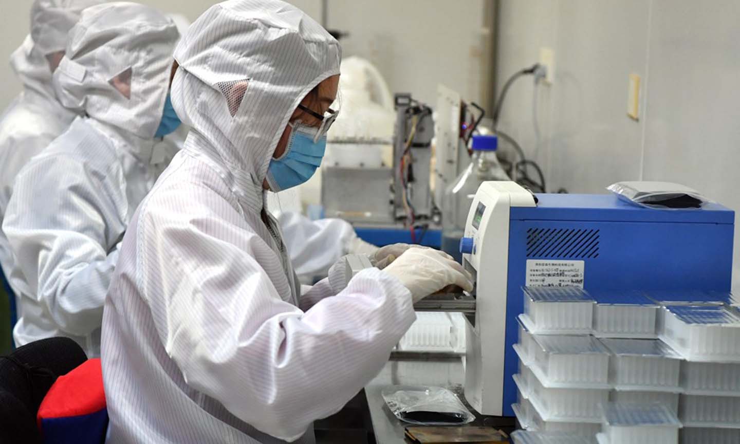 Nhân viên kiểm tra bộ kit xét nghiệm virus Corona tại tỉnh Hà Nam, Trung Quốc, ngày 4/3. (Ảnh: THX/TTXVN)