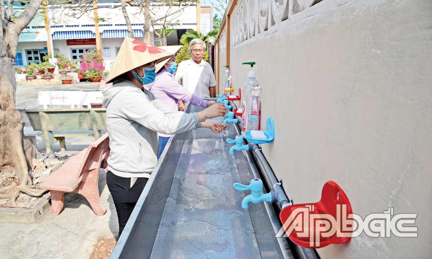 Trường THCS Tân Hiệp trang bị thêm chậu rửa tay chuẩn bị đón học sinh  trở lại trường 