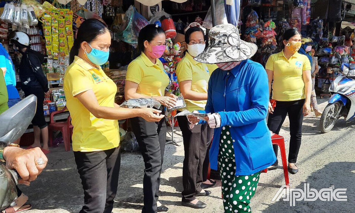Hội LHPN các cấp tuyên truyền, phát khẩu trang miễn phí cho người dân.