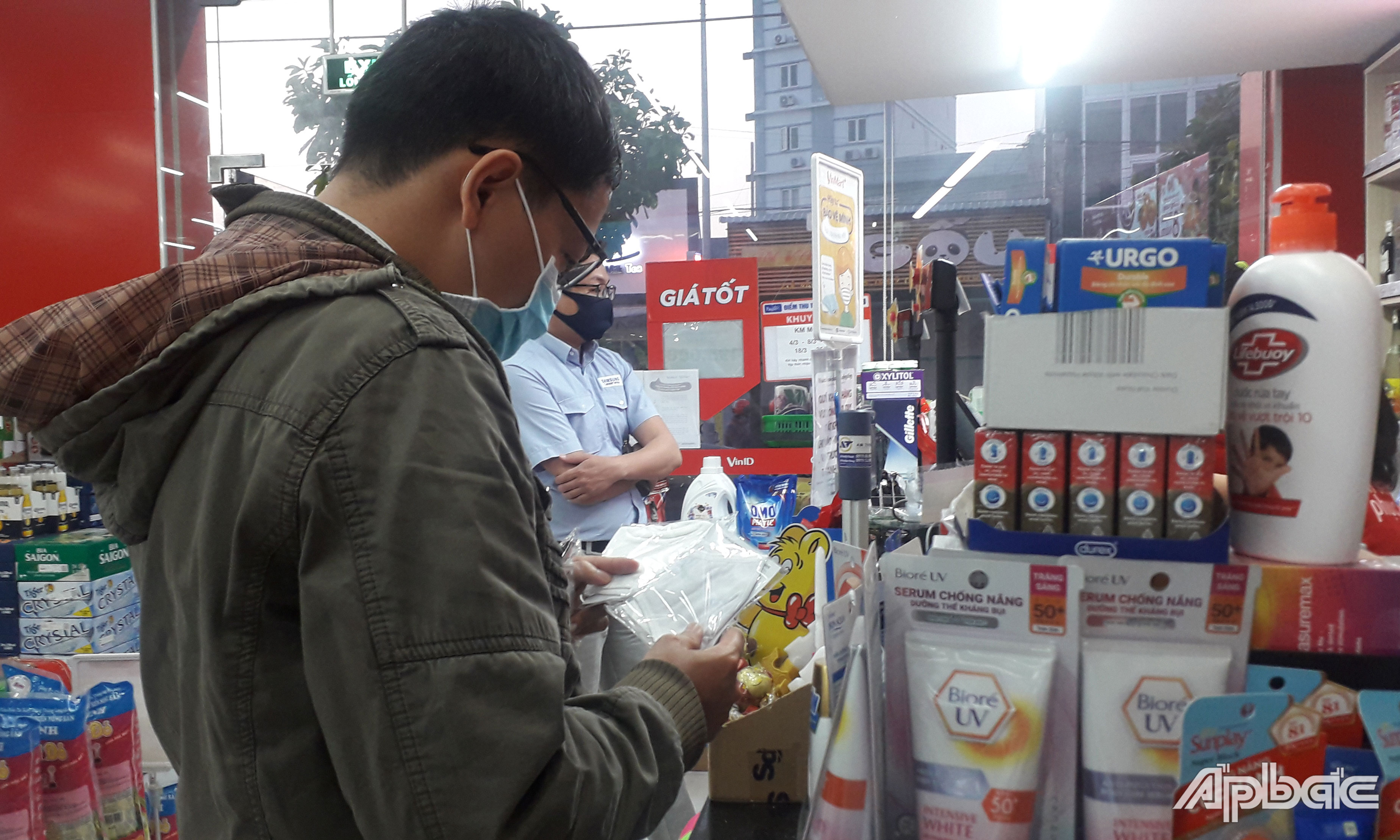 Người dân mua khẩu trang vải chống khuẩn tại hệ thống cửa hàng Vinmart+.