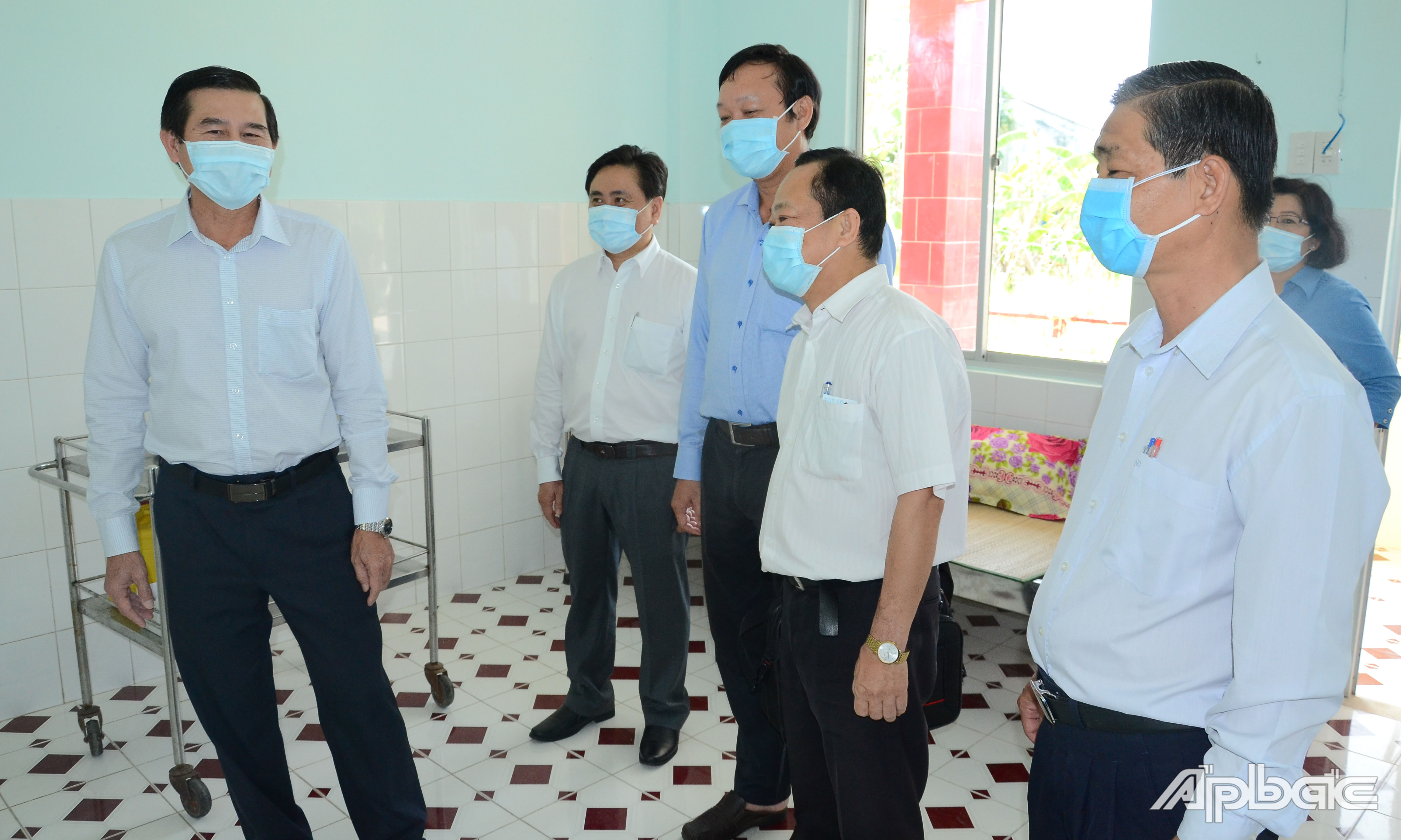  Lãnh đạo tỉnh kiểm tra công tác cách ly công dân trở về nước tại Trường Quân sự địa phương.