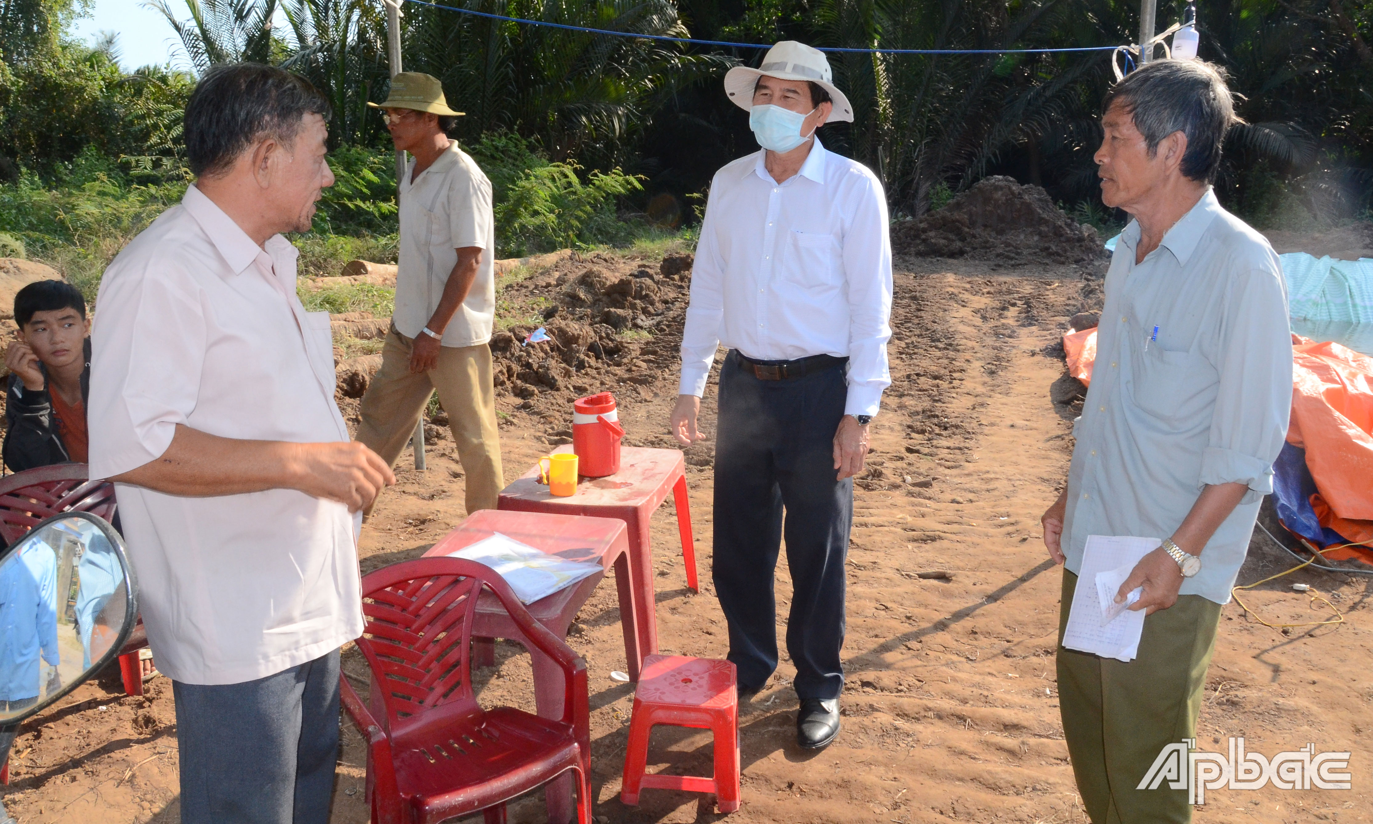 Đồng chí Lê Văn Hưởng kiểm tra tại điểm cấp nước ở xã Bình Phan, huyện Chợ Gạo.