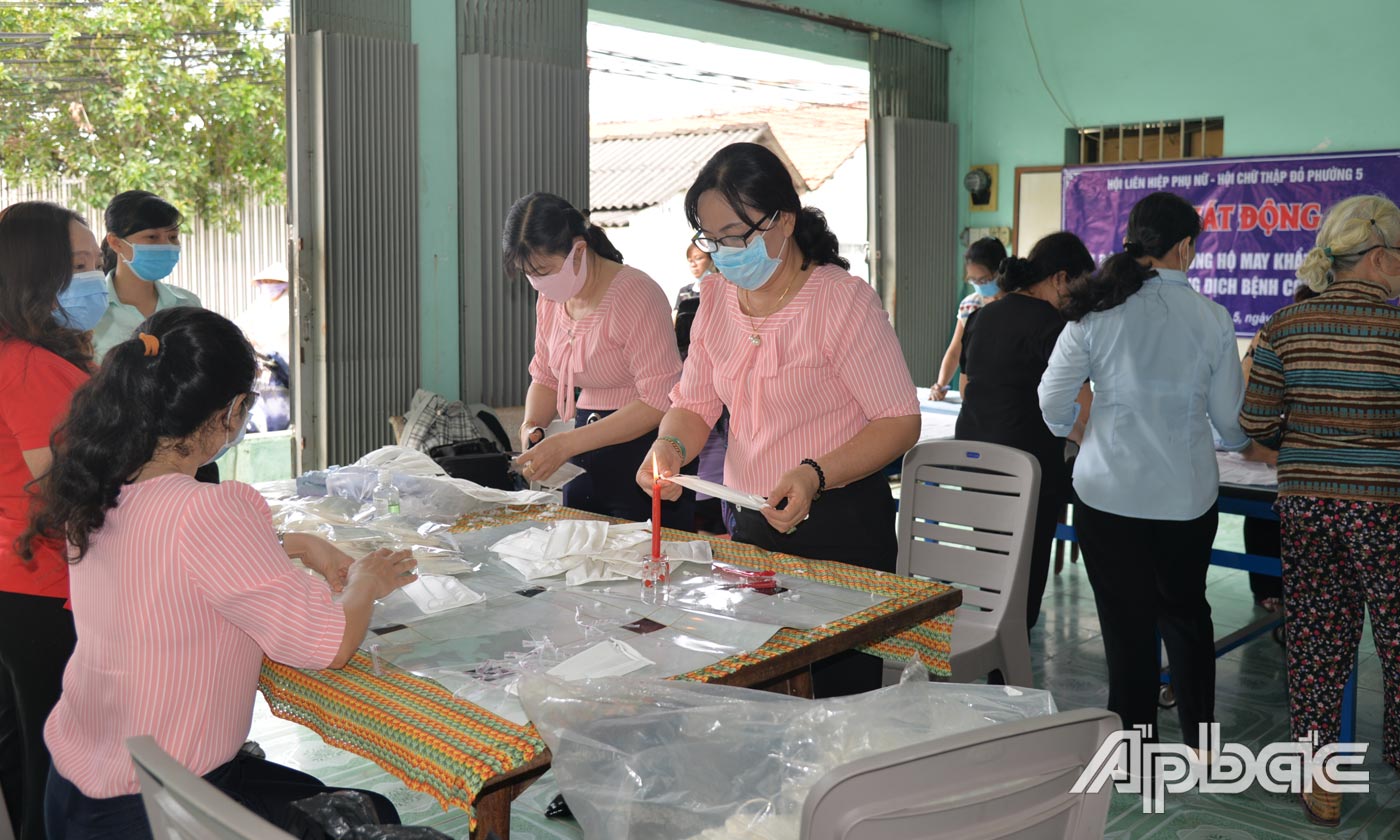 Chị em phụ nữ cùng nhau may khẩu trang để phát miễn phí cho người nghèo.