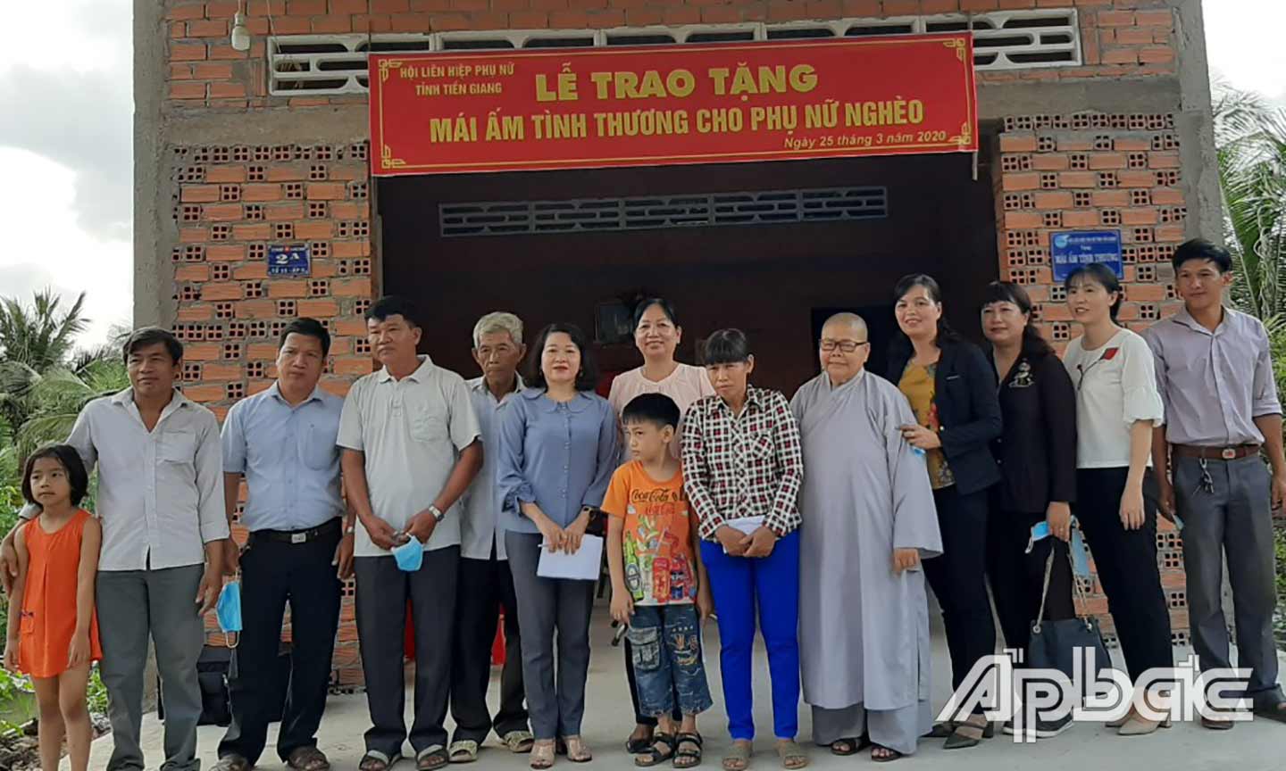Bàn giao nhà tình thương.