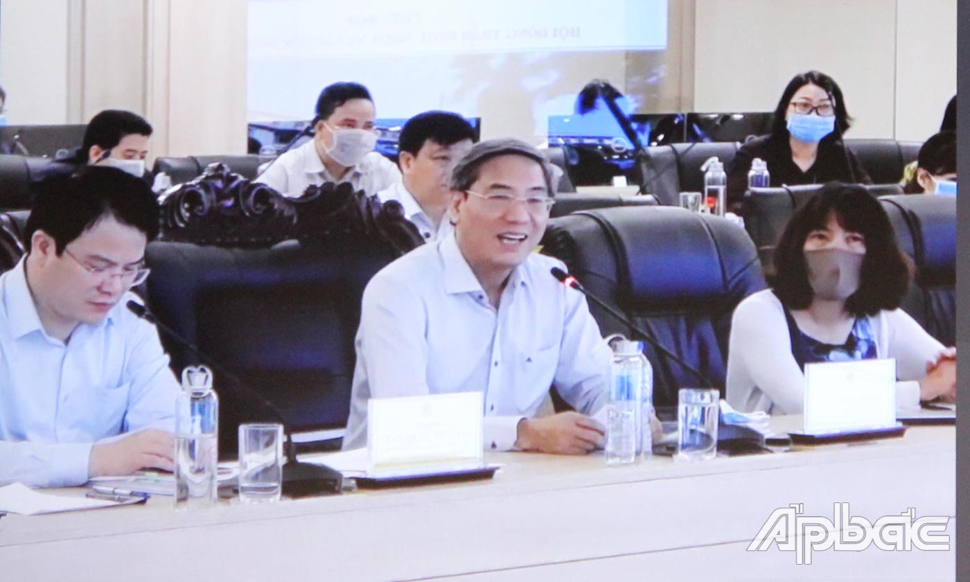 Các chuyên gia tại điểm cầu Bộ Kế hoạch và Đầu tư đóng góp ý kiến. Ảnh chụp màn hình trực tuyến.
