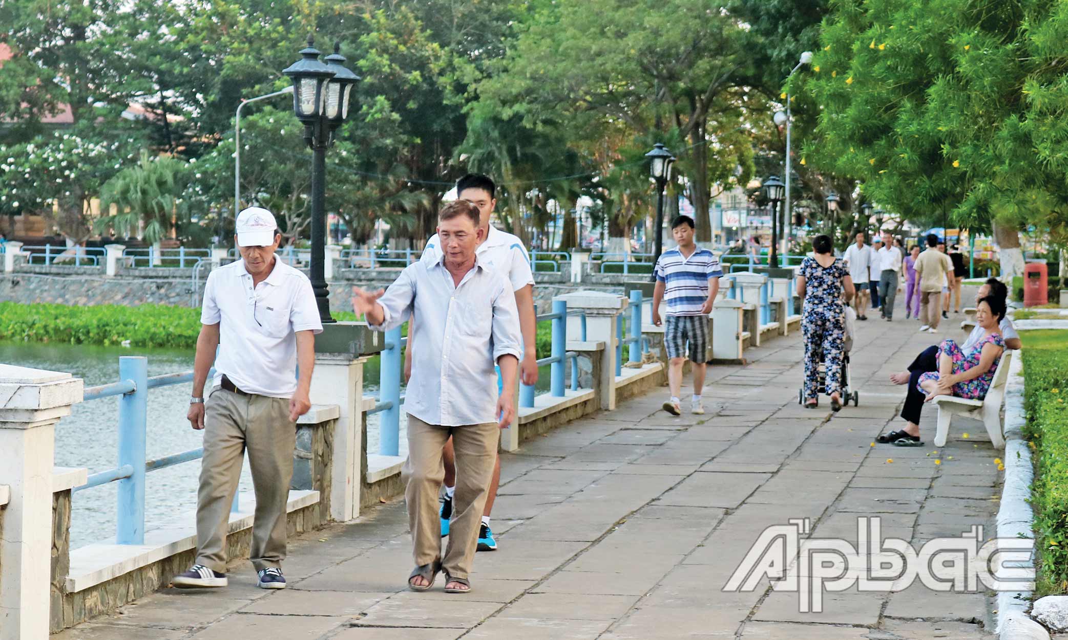Người dân tập thể dục tại Công viên Tết Mậu Thân (TP. Mỹ Tho).