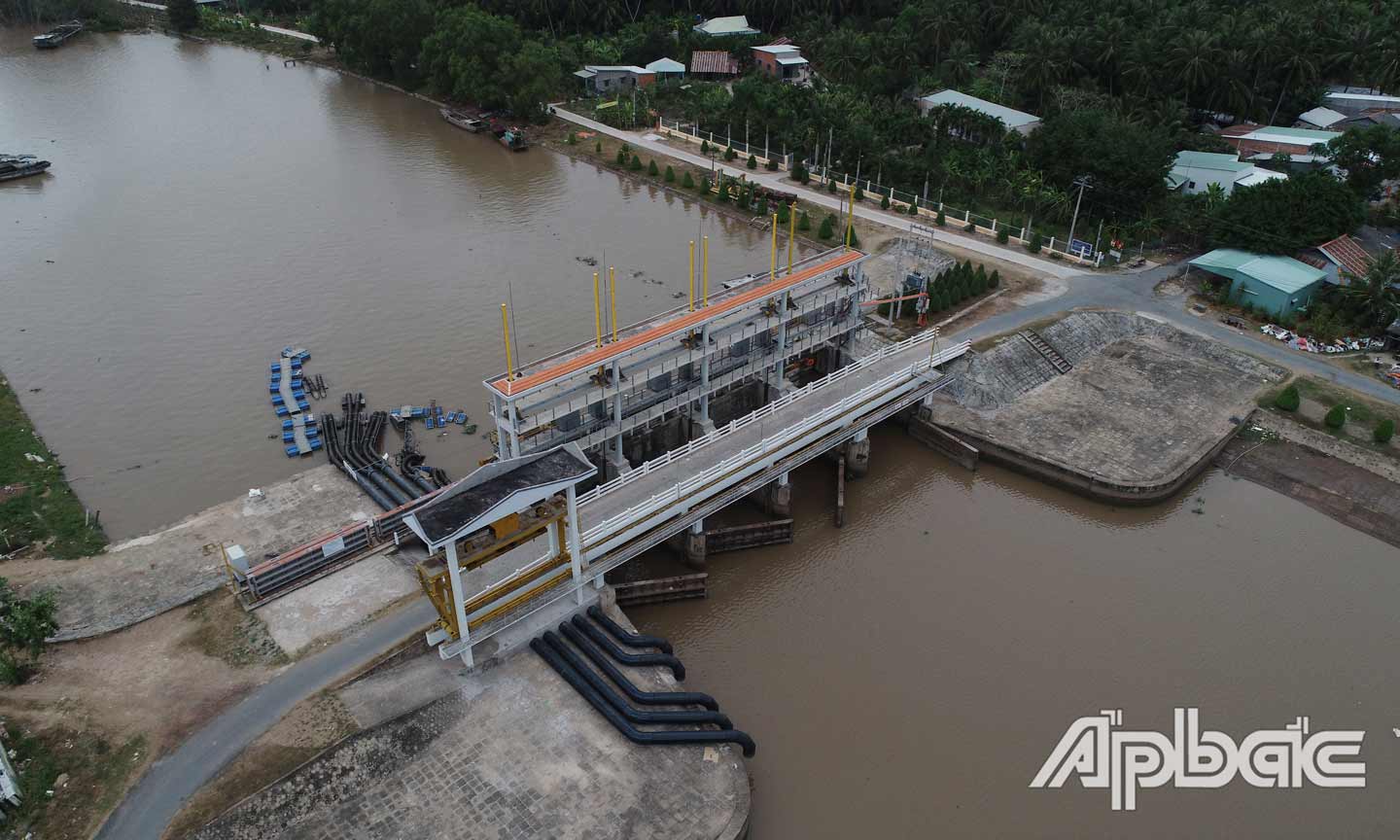 Đến ngày 26-3, cống Xuân Hòa vẫn còn đóng kín và chưa biết bao giờ được mở do độ mặn trên sông Tiền vẫn còn khá cao.  Ảnh: MINH THÀNH