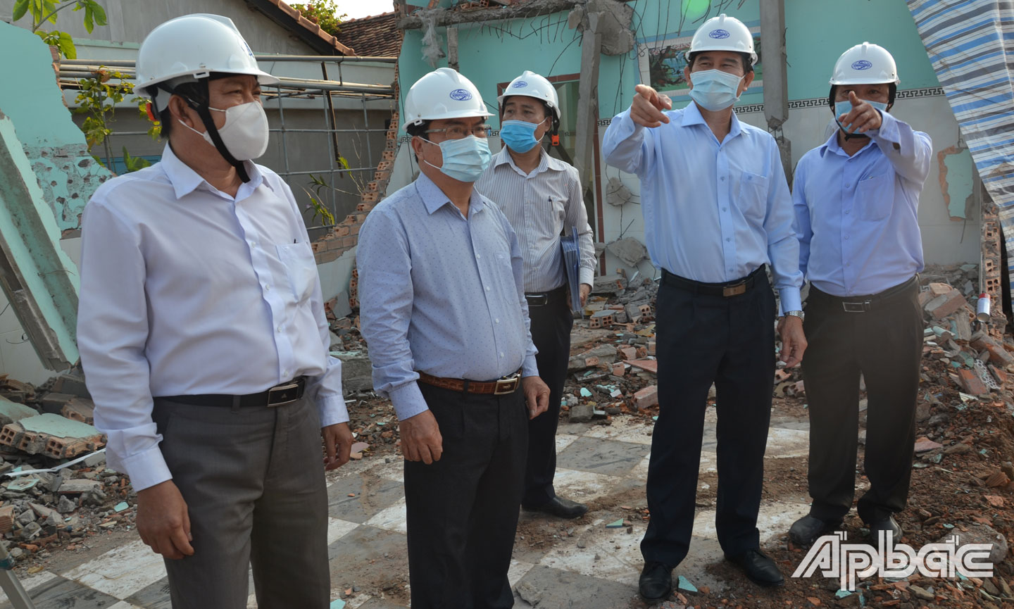 Lãnh đạo tỉnh kiểm tra tiến độ thi công cầu Vàm Trà Lọt.