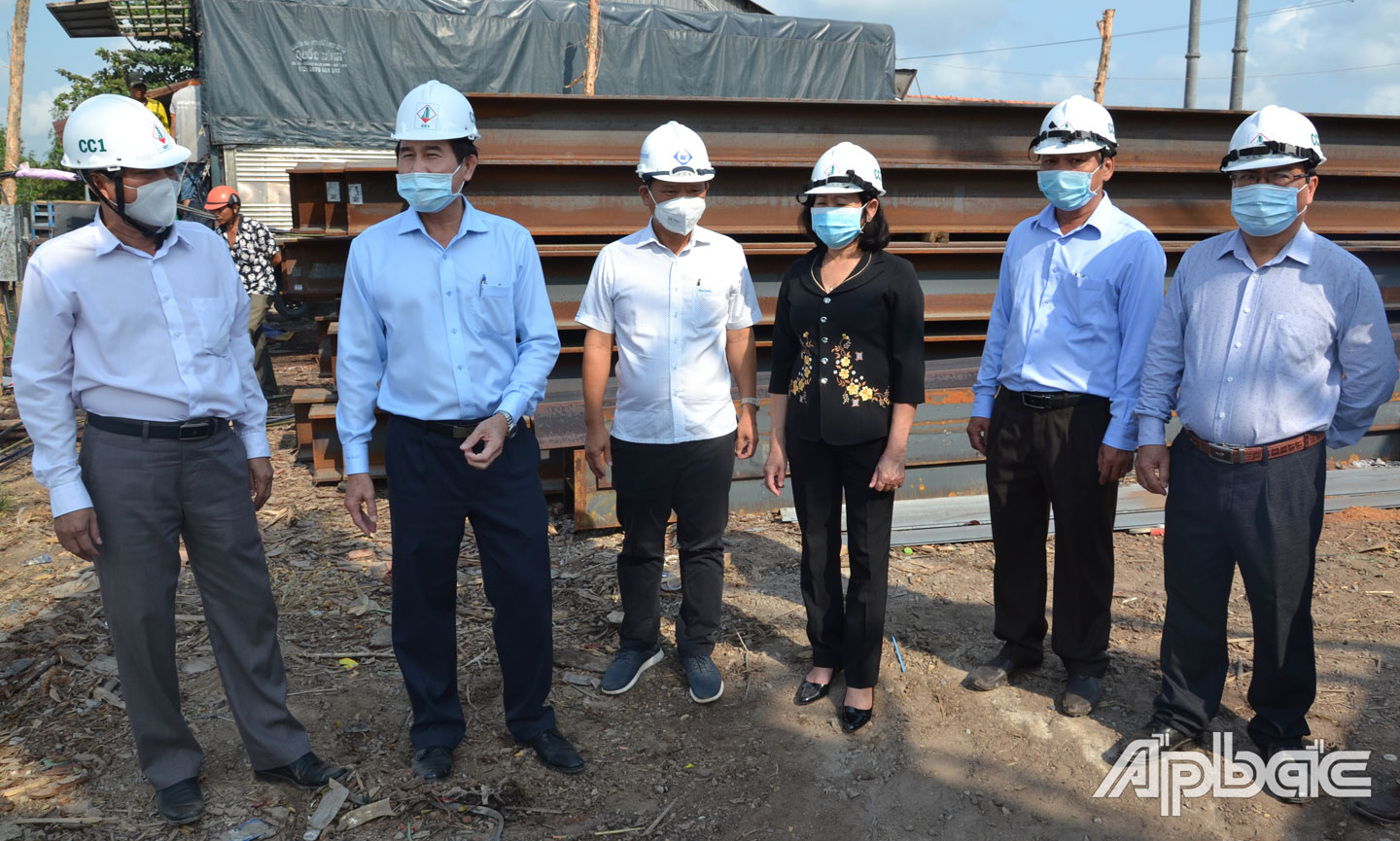 Lãnh đạo tỉnh kiểm tra tiến độ thi công cầu Ngũ Hiệp.