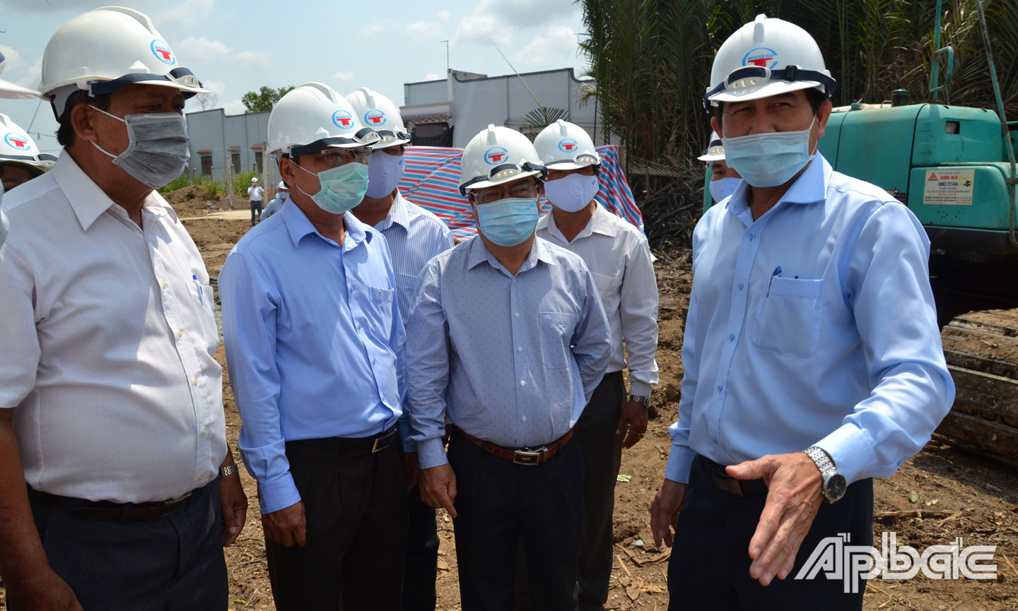 Lãnh đạo tỉnh kiểm tra tiến độ thi công cầu Bình Xuân.