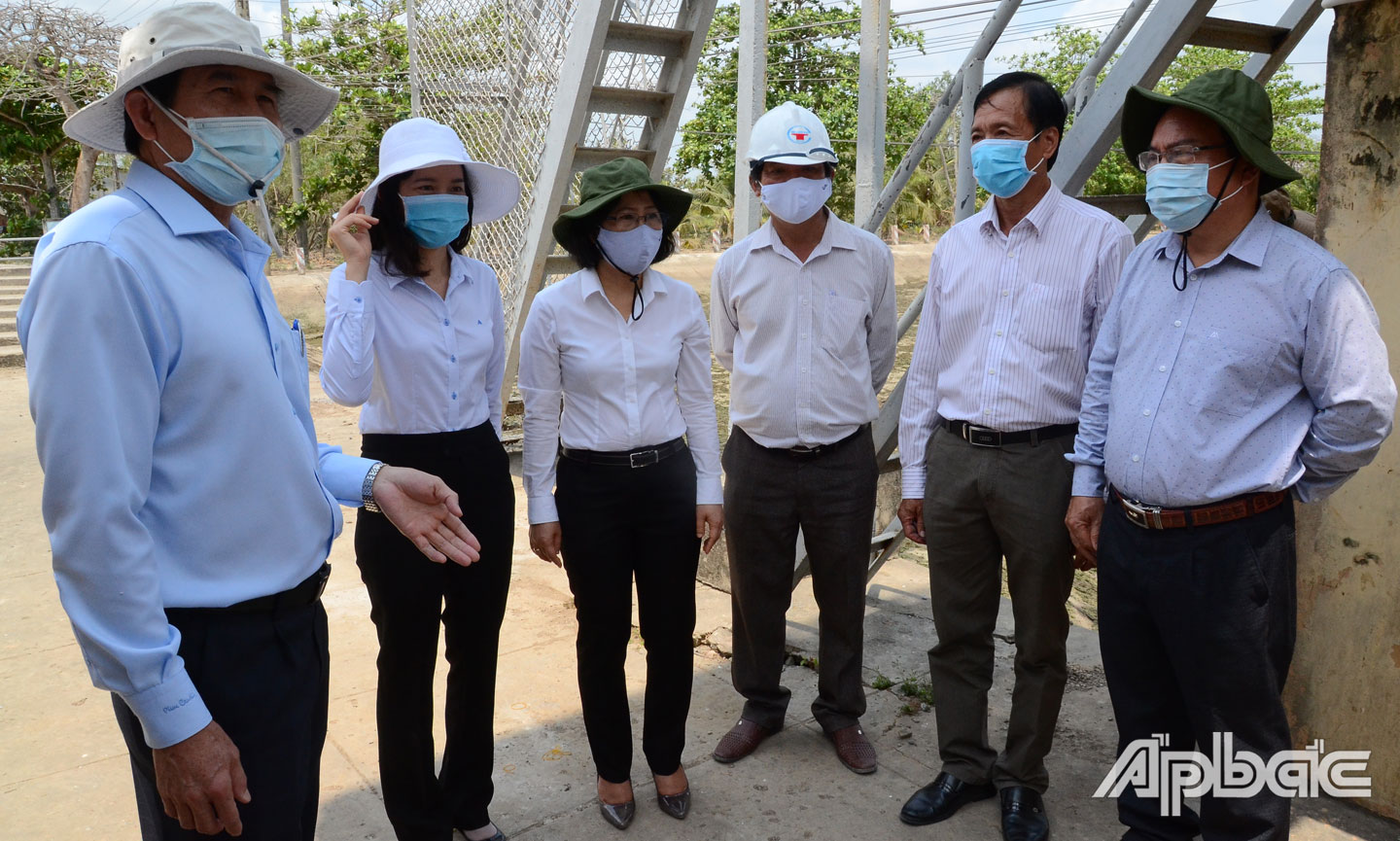 Lãnh đạo tỉnh kiểm tra việc chuẩn bị xổ xả cống Gò Công để cải thiện môi trường nước khu vực TX. Gò Công bị ô nhiễm.