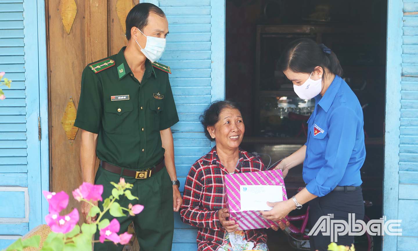 Chị Nguyễn Thị Mỹ Nương, Phó Bí thư Tỉnh đoàn, Chủ tịch Hội LHTN Việt Nam tỉnh Tiền Giang tặng quà cho gia đình cán bộ Bộ đội Biên phòng đang công tác tại Đông Biên phòng Tân Thành.