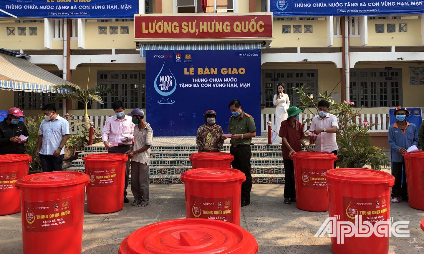 Trao tặng bồn chứa nước cho người dân ở Thị xã Gò Công.
