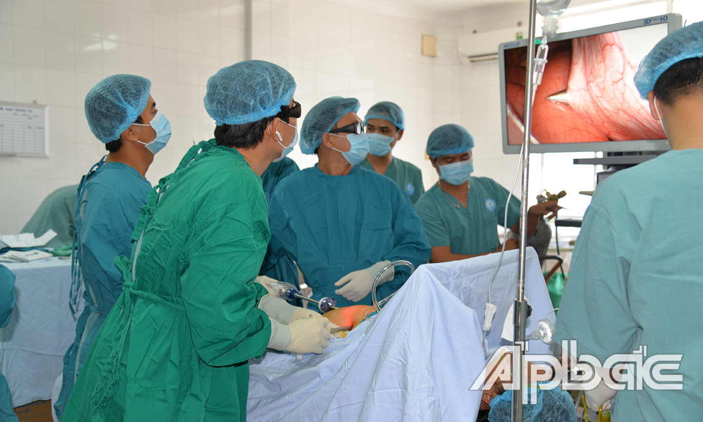 Phẫu thuật cho bệnh nhân ung thư bằng phương pháp nội soi.