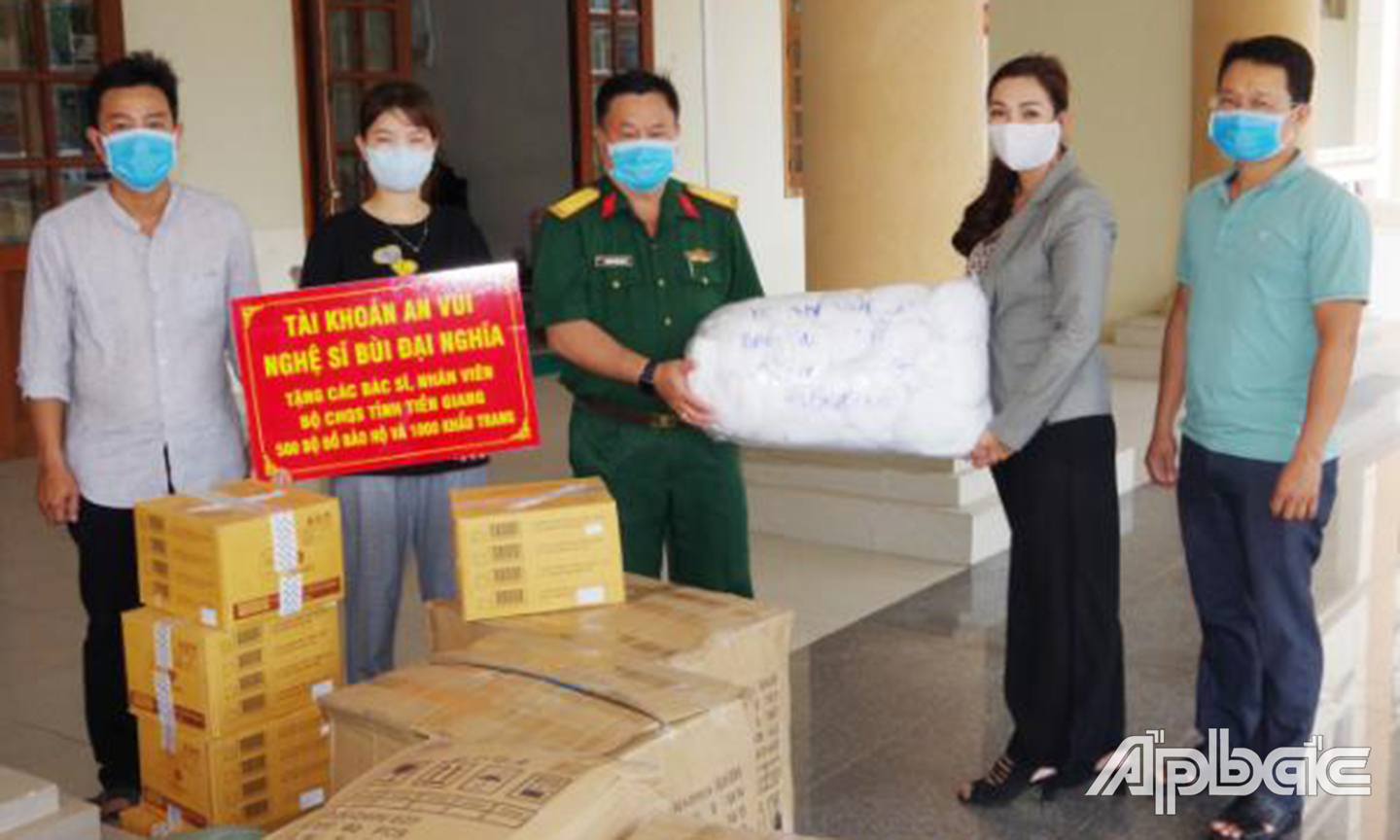 Đại diện diễn viên, MC Đại Nghĩa trao tặng quà cho Bộ CHQS tỉnh. 